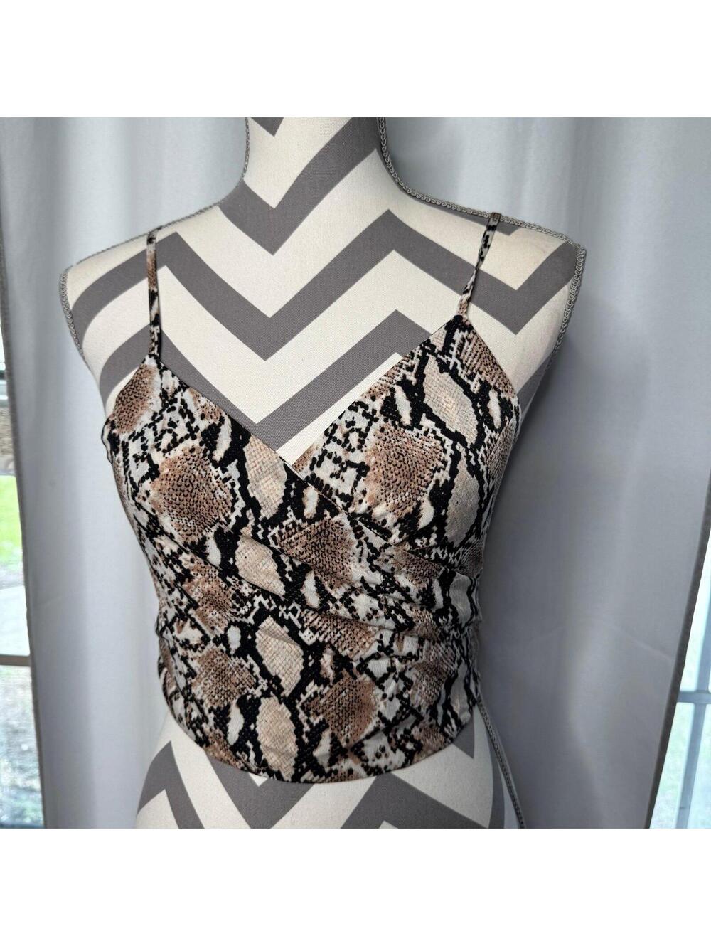 Self tie back, snakeskin print vneck
